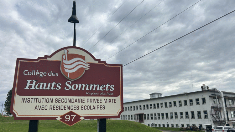 Une chaîne humaine pour sauver le Collège des Hauts Sommets