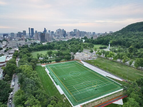 image - Quebecoscope - L'Actualité Montréalaise Un nouveau terrain multisports inauguré au parc Jeanne-Mance