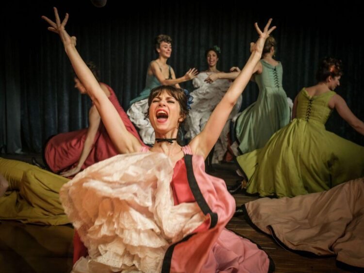 louis-choquette-seduit-montrealseries-avec-sa-fresque-montmartre - Quebecoscope - L'Actualité Montréalaise 🎬 Louis Choquette émeut MontréalSeries avec sa série "Montmartre", entre rigueur historique et modernité. #Montmartre #MontréalSeries