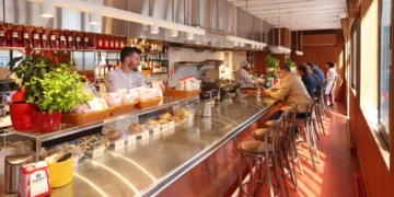 ☕🍸 Le centre-ville de Montréal accueille le Bar Edicola : cafés italiens, aperitivos et cocktails raffinés dans une ambiance rétro. #Montréal #Sorties