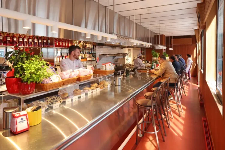 Bar Edicola un nouveau snack-bar italien au cœur du centre-ville de Montréal - Quebecoscope - L'Actualité Montréalaise ☕🍸 Le centre-ville de Montréal accueille le Bar Edicola : cafés italiens, aperitivos et cocktails raffinés dans une ambiance rétro. #Montréal #Sorties