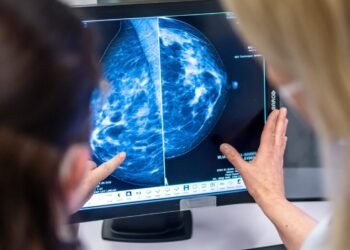 🎗️ La Fondation cancer du sein du Québec appuie l’élargissement du dépistage, mais réclame une approche personnalisée basée sur le risque individuel. #CancerDuSein #SantéQuébec