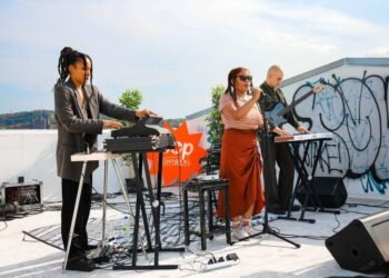 Plongez dans l'ambiance culturelle de Montréal avec le film Out Standing, Pop Montreal et des récits littéraires riches