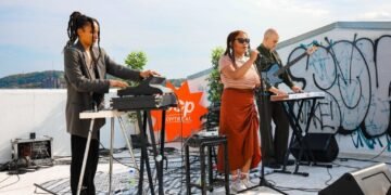 Plongez dans l'ambiance culturelle de Montréal avec le film Out Standing, Pop Montreal et des récits littéraires riches