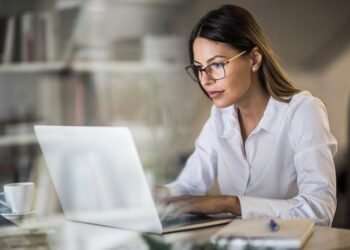 ⚖️ Montréal : 30 organismes lancent un appel urgent pour que la CDPDJ corrige sa méthodologie et rende visibles les inégalités en emploi. #Égalité #Femmes #Travail