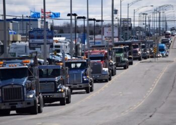 🚧 Montréal paralysée : grève STM et camionneurs ralentissent la ville. Patience requise pour les déplacements ! #Montreal #STM #Camionneurs