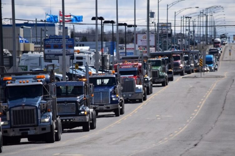 Grève de la STM et manifestation de camionneurs paralysent Montréal - Quebecoscope - L'Actualité Montréalaise 🚧 Montréal paralysée : grève STM et camionneurs ralentissent la ville. Patience requise pour les déplacements ! #Montreal #STM #Camionneurs