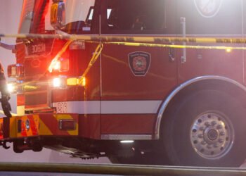 🔥 Une voiture incendiée dans une entrée à Kirkland a aussi endommagé une résidence. Le SPVM enquête. #Montréal #Kirkland #SPVM