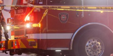 🔥 Une voiture incendiée dans une entrée à Kirkland a aussi endommagé une résidence. Le SPVM enquête. #Montréal #Kirkland #SPVM