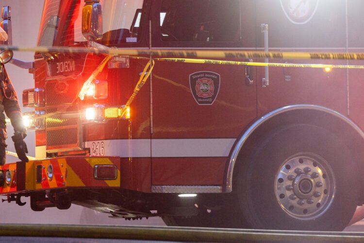 🔥 Une voiture incendiée dans une entrée à Kirkland a aussi endommagé une résidence. Le SPVM enquête. #Montréal #Kirkland #SPVM