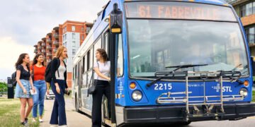 Bonne nouvelle ! Le 27 septembre, la STL offre le passage à 1 $ sur tout le réseau 🚌 L’occasion parfaite pour explorer Laval ➡️ Tous les détails dans le premier commentaire ! #TransportCollectif #Laval