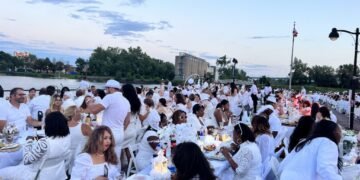 Un Montréal en blanc et en fleurs ✨🌸 Découvrez la magie du Dîner en Blanc 2025 entre gastronomie, art et musique #Montreal #Evenement