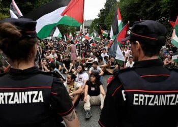 Un départ sous tension pour le Grand Prix cycliste de Montréal 🚴‍♂️ Manifestations pro-Palestine et course de haut niveau au mont Royal. #Cyclisme #Montréal