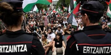Un départ sous tension pour le Grand Prix cycliste de Montréal 🚴‍♂️ Manifestations pro-Palestine et course de haut niveau au mont Royal. #Cyclisme #Montréal