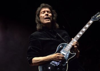 🎸 Steve Hackett (Genesis) joue "The Lamb Lies Down" à Montréal ! Un monument du rock progressif sur scène. #Culture #Musique #Montréal