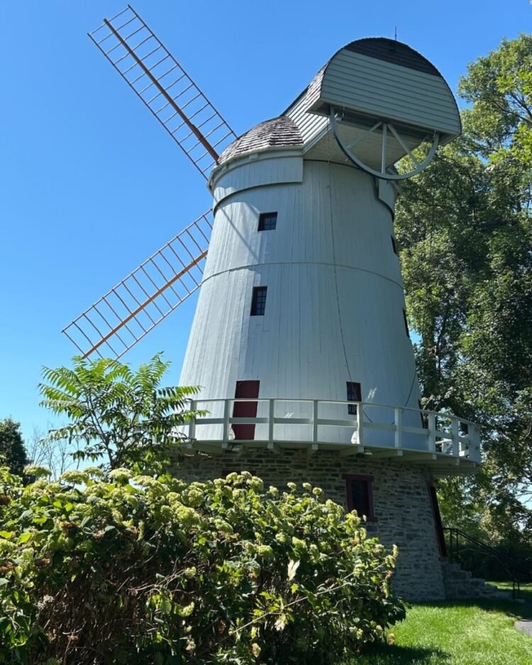 le-moulin-fleming-de-lasalle-retrouve-ses-pales-apres-restauration - Quebecoscope - L'Actualité Montréalaise Le moulin Fleming retrouve ses pales à LaSalle 🌬️ Un joyau patrimonial restauré et remis en valeur ! #Montréal #Patrimoine