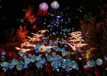 🎶✨ Le Quartier latin s’illumine ! Rendez-vous le 22 octobre pour une marche féérique avec lanternes, fanfare et concerts de Poirier & Alaclair Ensemble. #Montréal #Culture #QuartierLatin