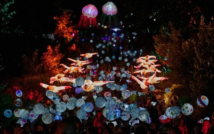 Les Lumières du Quartier latin une marche féérique annoncée à Montréal - Quebecoscope - L'Actualité Montréalaise 🎶✨ Le Quartier latin s’illumine ! Rendez-vous le 22 octobre pour une marche féérique avec lanternes, fanfare et concerts de Poirier & Alaclair Ensemble. #Montréal #Culture #QuartierLatin