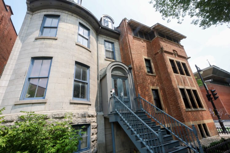 les-loyers-explosent-et-la-caq-met-le-feu-aux-poudres - Quebecoscope - L'Actualité Montréalaise Les loyers flambent au Québec 📈 Des manifestations éclatent partout pour réclamer un vrai contrôle des hausses ! #Logement #Québec