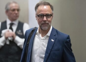 💥 STM : en pleine grève, Luc Rabouin s’engage à réduire de 100 000 $ le salaire de la DG. Une promesse qui fait débat à Montréal. 🚇 #STM #LucRabouin ➡️ Tous les détails dans le premier commentaire !