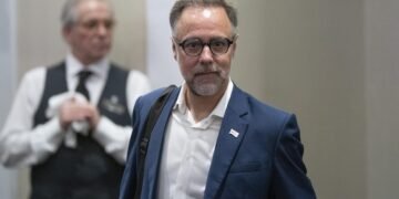 💥 STM : en pleine grève, Luc Rabouin s’engage à réduire de 100 000 $ le salaire de la DG. Une promesse qui fait débat à Montréal. 🚇 #STM #LucRabouin ➡️ Tous les détails dans le premier commentaire !