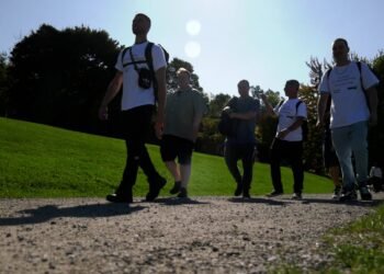 À Montréal, la marche « Sober is the New Cool » illustre un mouvement mondial vers la sobriété. Une communauté qui transforme la sobriété en fierté et en mieux-être. 💜🚶‍♂️ #Sobriété #Montréal