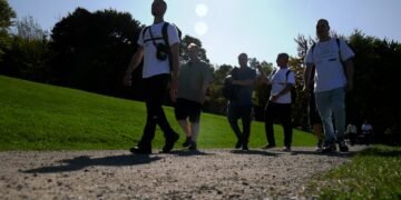 À Montréal, la marche « Sober is the New Cool » illustre un mouvement mondial vers la sobriété. Une communauté qui transforme la sobriété en fierté et en mieux-être. 💜🚶‍♂️ #Sobriété #Montréal