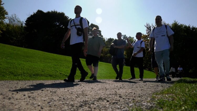Marche à Montréal sobriété et bien-être au cœur dun mouvement mondial - Quebecoscope - L'Actualité Montréalaise À Montréal, la marche « Sober is the New Cool » illustre un mouvement mondial vers la sobriété. Une communauté qui transforme la sobriété en fierté et en mieux-être. 💜🚶♂️ #Sobriété #Montréal