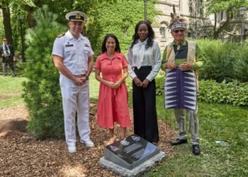 🌲 Montréal plante un pin blanc et dévoile une plaque commémorative : un geste de mémoire et de réconciliation. #Montreal #Reconciliation #Memoire