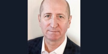 🏅 De la gestion hospitalière à la salle de classe : Philippe Besombes récompensé pour son excellence en enseignement #UdeM #Santé #Éducation