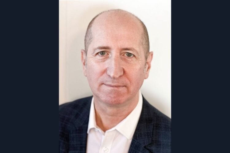 philippe-besombes-de-la-gestion-hospitaliere-a-lexcellence-en-enseignement - Quebecoscope - L'Actualité Montréalaise 🏅 De la gestion hospitalière à la salle de classe : Philippe Besombes récompensé pour son excellence en enseignement #UdeM #Santé #Éducation