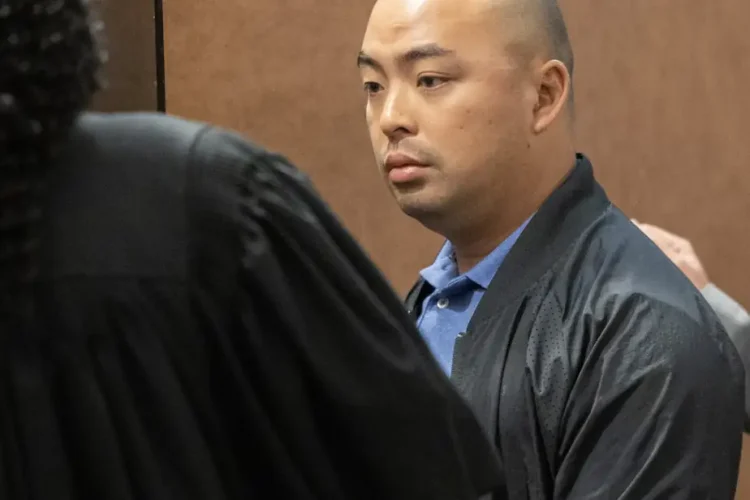 Témoignage poignant au procès d'un ex-entraîneur de basketball accusé d'agression sexuelle sur une mineure. La plaignante décrit une relation qu'elle vivait comme un « couple ».