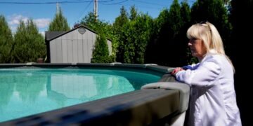 🏊‍♂️ Québec reporte d’un an la mise aux normes des piscines résidentielles, face aux plaintes et aux coûts 💰 #Quebec #Piscines