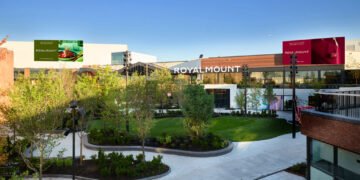 🏙️ Royalmount fête son premier anniversaire : entre luxe, foule et critiques, boom ou mirage ? #Montreal #Royalmount