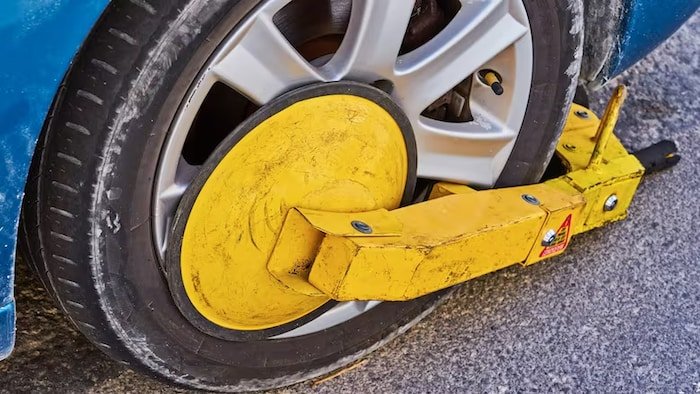 Stationnement Gananoque retire sa proposition controversée visant les véhicules immatriculés au Québec - Quebecoscope - L'Actualité Montréalaise 🚗 Stationnement : le maire de Gananoque recule sur l’idée de saboter les voitures immatriculées au Québec après une levée de boucliers. #Québec #Ontario