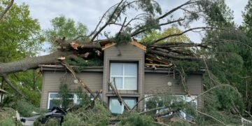 ⚡ Tempête au Québec : +47 000 foyers sans courant, vols annulés et retards à Montréal-Trudeau. #Montréal #Québec #Météo
