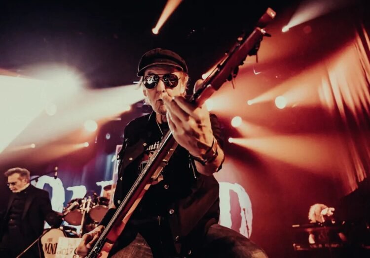 The Damned enflamme le Théâtre Beanfield - Quebecoscope - L'Actualité Montréalaise ⚡ The Damned en live à Montréal ! Les légendes du punk britannique ont électrisé le Théâtre Beanfield devant une foule en délire. #TheDamned #Montréal #Concert