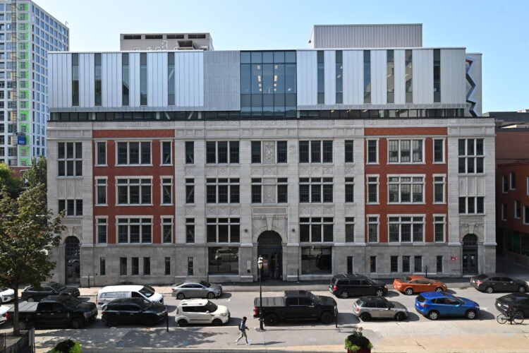 UQAM ouvre un nouveau pavillon dédié à lentrepreneuriat et à linnovation au Quartier latin - Quebecoscope - L'Actualité Montréalaise 🏛️ Nouveau hub d’idées au Quartier latin : l’UQAM inaugure un pavillon pour former la relève entrepreneuriale (MBA, MGP, MFA), alliant patrimoine et durabilité. #Montréal #UQAM #Entrepreneuriat