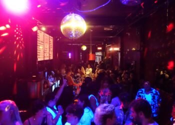 🌈 Montréal accueille un nouveau bar queer, le DD’s, et l’ouverture a fait salle comble! Un espace attendu et nécessaire pour la communauté. ➡️ Tous les détails dans le premier commentaire ! #Montréal #LGBTQ #QueerNightlife