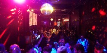 🌈 Montréal accueille un nouveau bar queer, le DD’s, et l’ouverture a fait salle comble! Un espace attendu et nécessaire pour la communauté. ➡️ Tous les détails dans le premier commentaire ! #Montréal #LGBTQ #QueerNightlife