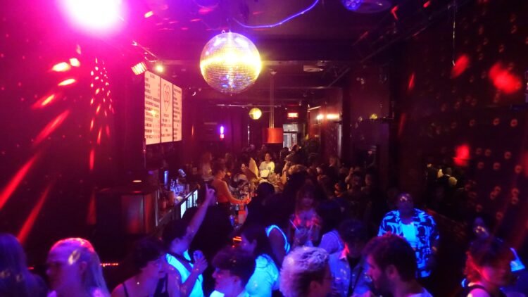 🌈 Montréal accueille un nouveau bar queer, le DD’s, et l’ouverture a fait salle comble! Un espace attendu et nécessaire pour la communauté. ➡️ Tous les détails dans le premier commentaire ! #Montréal #LGBTQ #QueerNightlife