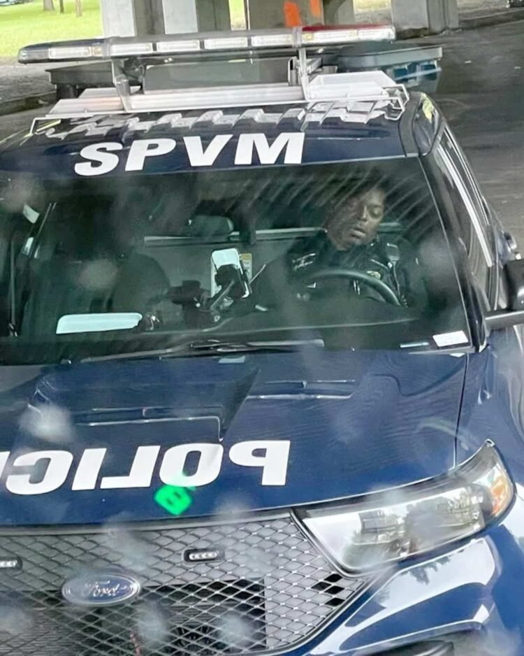 👮 Un policier du SPVM surpris en train de dormir dans son véhicule sous l’A-40. Des mesures disciplinaires pourraient suivre. #Montréal #SPVM #FaitsDivers
