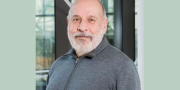 40 ans de passion et de savoir 🌟 Mario Cappadocia reçoit un prix d’excellence pour sa carrière à l’UdeM #Enseignement #UdeM