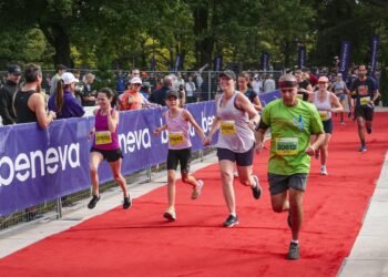 🏃♀️ Une mère et sa fille de 12 ans complètent le demi-marathon de Montréal ensemble ! #Inspiration #Sport #Montréal