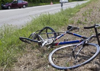 🚴♂️ Accident grave à Westmount : un cycliste blessé après avoir heurté un nid-de-poule. #Sécurité #Vélo #Montréal