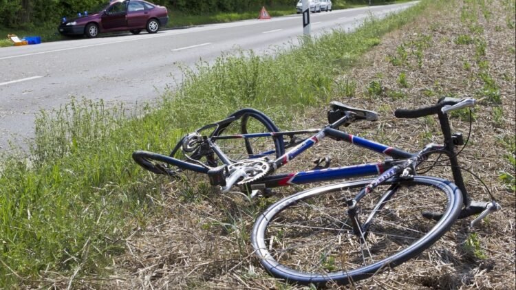 🚴♂️ Accident grave à Westmount : un cycliste blessé après avoir heurté un nid-de-poule. #Sécurité #Vélo #Montréal