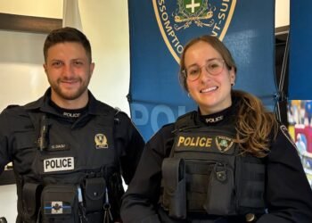 🔥 Deux jeunes policiers de L’Assomption sauvent un homme prisonnier d’une voiture en feu. Un acte héroïque qui aurait pu tourner au drame. #Québec #Police #Courage