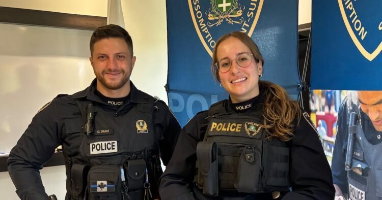 Deux policiers de LAssomption sauvent un homme piégé dans une voiture en flammes - Quebecoscope - L'Actualité Montréalaise 🔥 Deux jeunes policiers de L’Assomption sauvent un homme prisonnier d’une voiture en feu. Un acte héroïque qui aurait pu tourner au drame. #Québec #Police #Courage