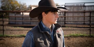 Un Québécois dompte les taureaux 🐂🇨🇦 Jeremy Maisonneuve brille sur le circuit du rodéo canadien et vise désormais Las Vegas ! #Rodéo #JeremyMaisonneuve #MontrealMinute #BullRidersCanada