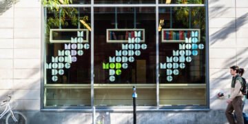 🎉 Pour ses 30 ans, l’École supérieure de mode de l’UQAM se dote d’une nouvelle identité visuelle et organise un panel d’anciens diplômés le 5 novembre. #Mode #Montréal #UQAM